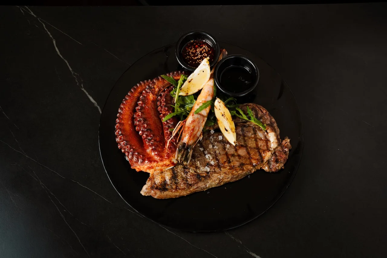 Platillo de mariscos en Bungalow Beach Club Cancún